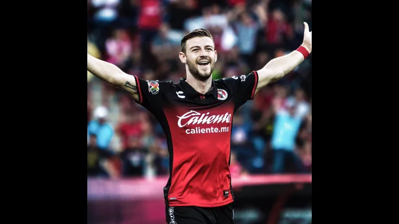 Cầu thủ Tigres UANL vượt qua cầu thủ Club Tijuana để tiến lên phía trước.