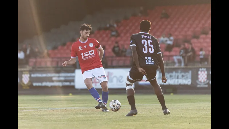 Cầu thủ Melbourne Knights và Brunswick City tranh chấp bóng trên sân