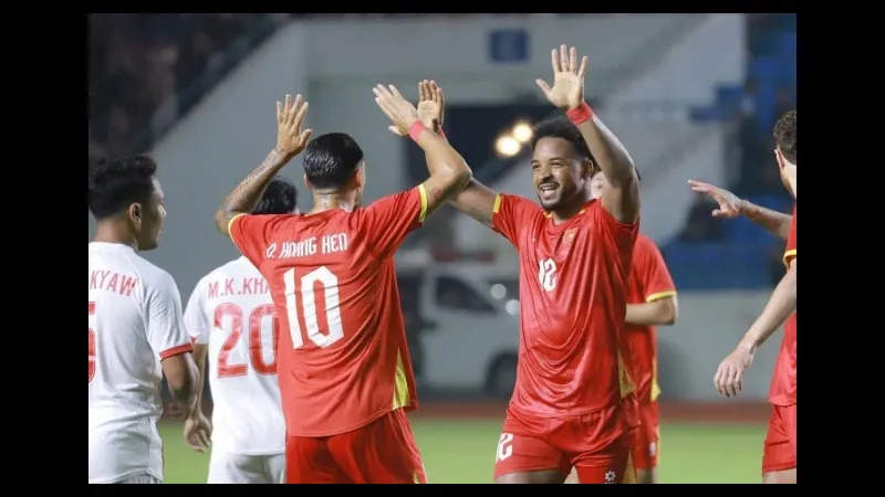 Cầu thủ Timor Leste và Indonesia đối đầu trên sân cỏ Cầu thủ Timor Leste và Indonesia đối đầu trên sân cỏ